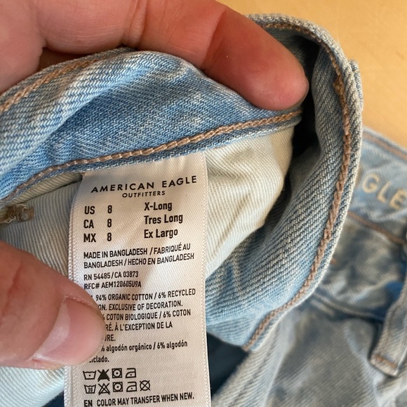 American Eagle Light Wash Distressed Mom Jeans - NWT - Picture 4 of 8